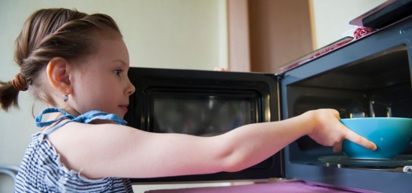 Vers des micro-ondes plus sûrs pour éviter les brûlures chez les enfants ?